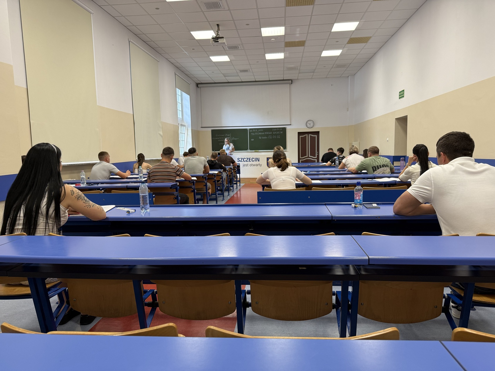 Uczestnicy egzaminu telc z języka polskiego na sali egzaminacyjnej