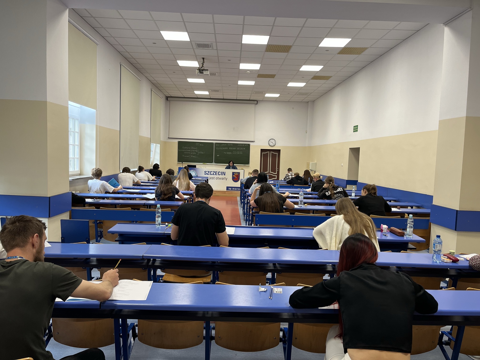Uczestnicy egzaminu telc z języka polskiego na sali egzaminacyjnej