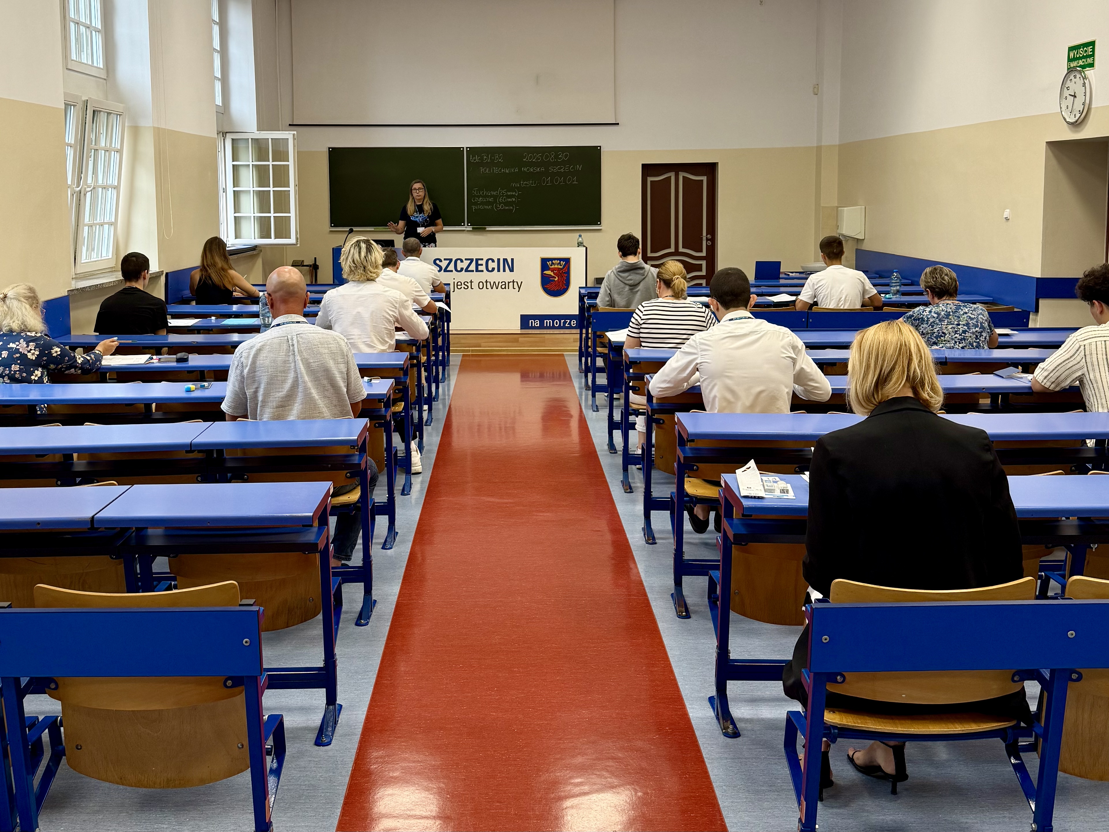 Uczestnicy egzaminu telc z języka polskiego na sali egzaminacyjnej