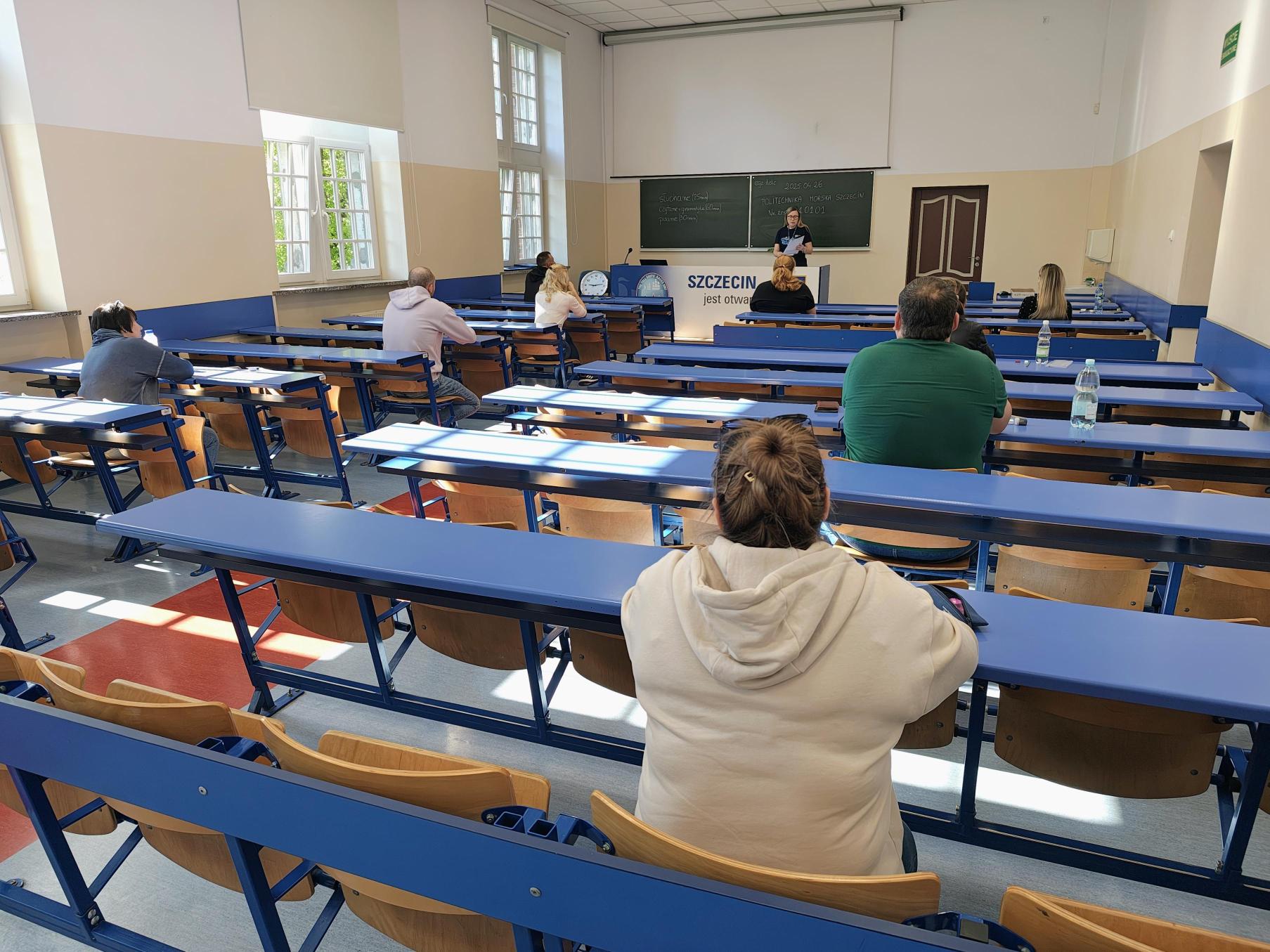 Uczestnicy egzaminu telc z języka polskiego na sali egzaminacyjnej
