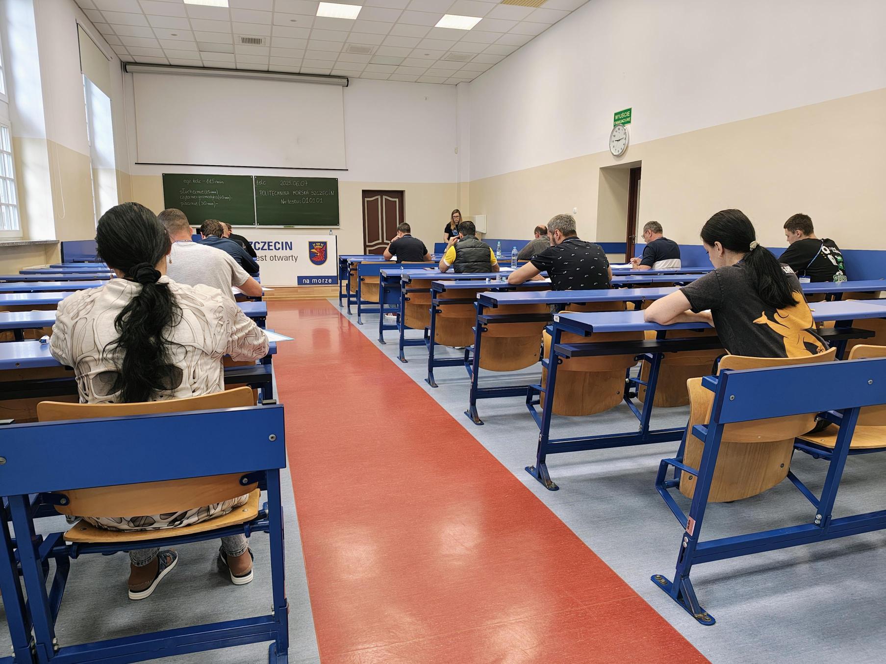 Uczestnicy egzaminu telc z języka polskiego na sali egzaminacyjnej