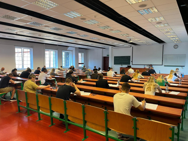 Uczestnicy egzaminu telc z języka polskiego na sali egzaminacyjnej