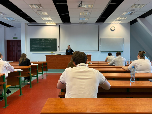 Uczestnicy egzaminu telc z języka polskiego na sali egzaminacyjnej