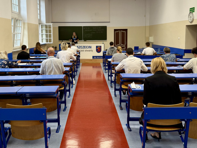 Uczestnicy egzaminu telc z języka polskiego na sali egzaminacyjnej