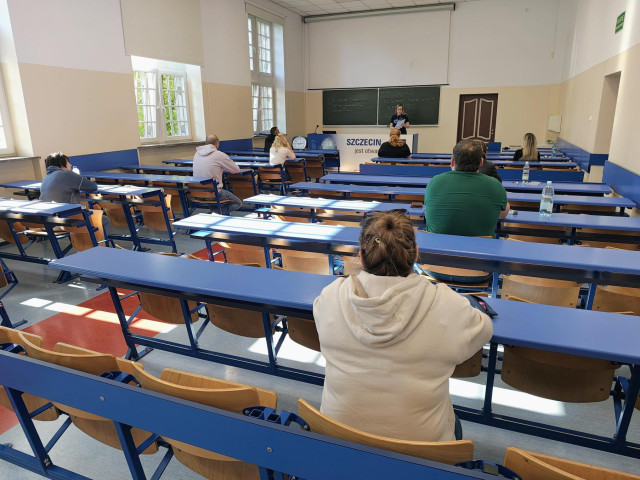 Uczestnicy egzaminu telc z języka polskiego na sali egzaminacyjnej