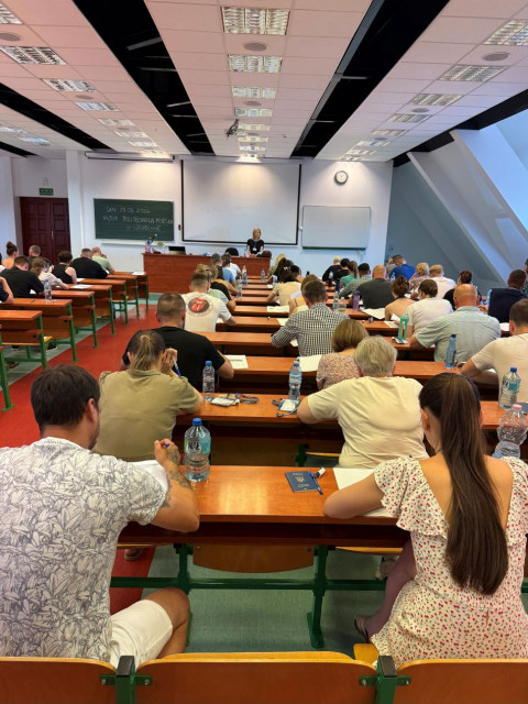 Uczestnicy egzaminu certyfikatowego z języka polskiego na sali egzaminacyjnej