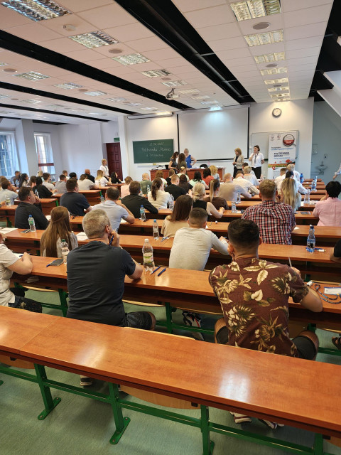 Uczestnicy egzaminu certyfikatowego z języka polskiego na sali egzaminacyjnej
