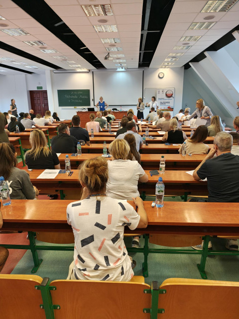 Uczestnicy egzaminu certyfikatowego z języka polskiego na sali egzaminacyjnej