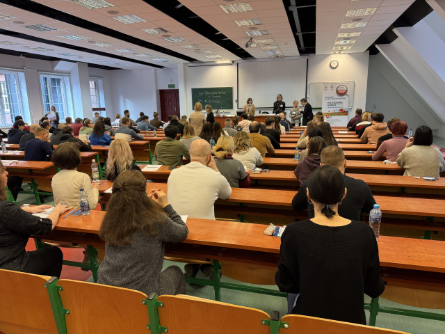 Uczestnicy egzaminu certyfikatowego z języka polskiego na sali egzaminacyjnej