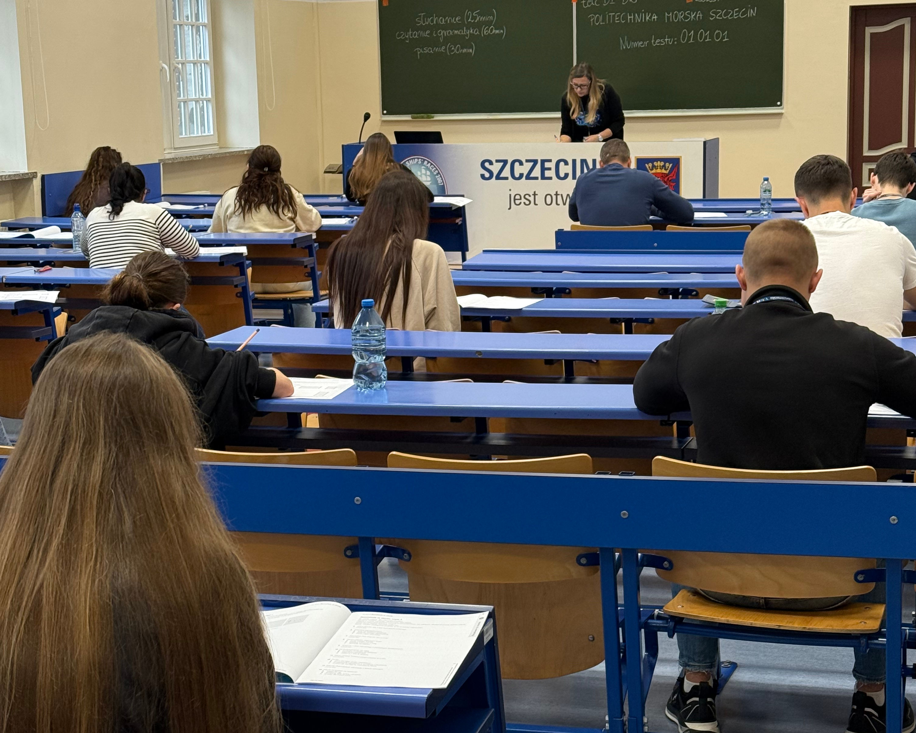 Egzaminy certyfikatowe z języka polskiego jako obcego - grafika z makami