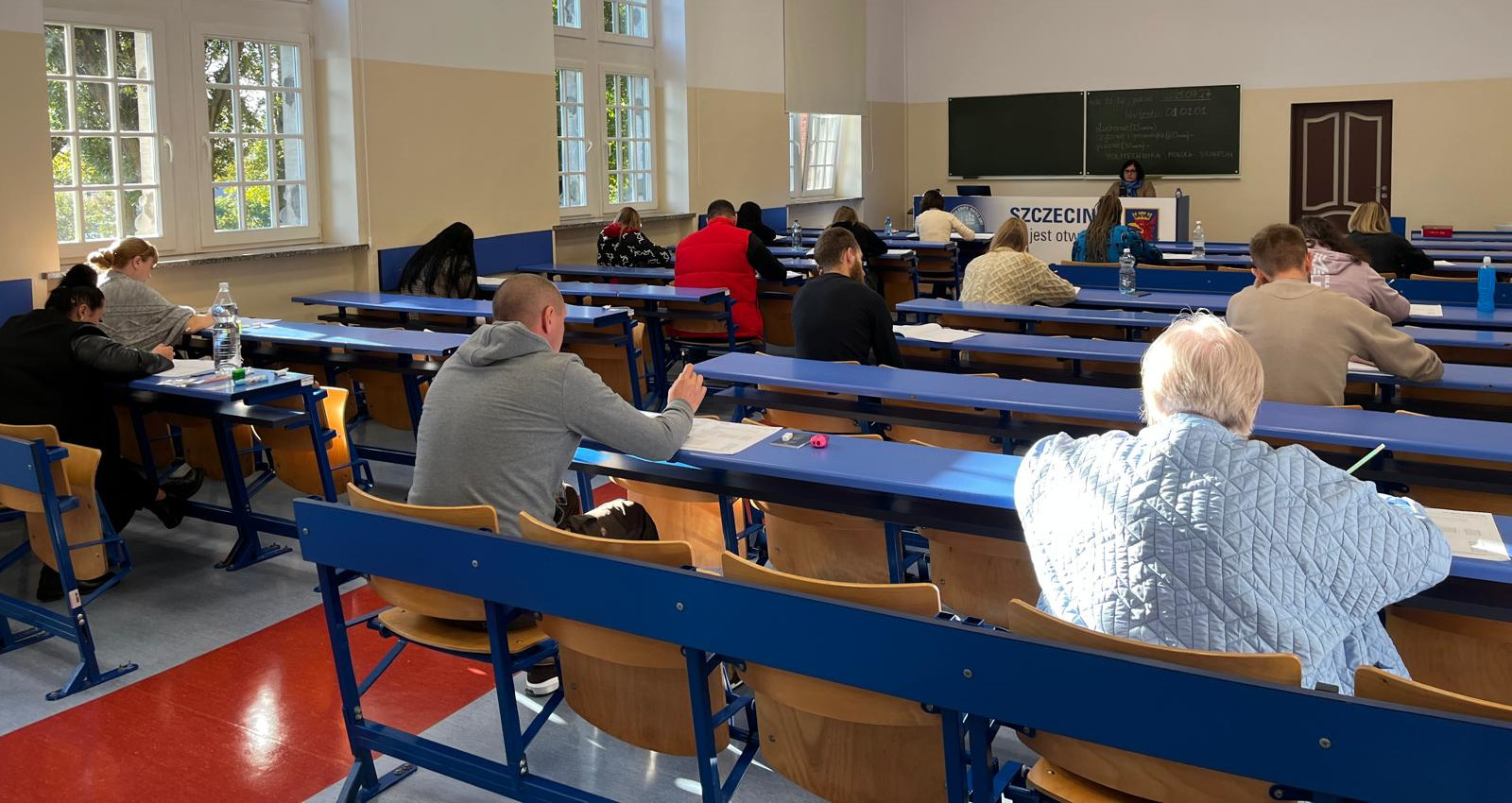 Uczestnicy egzaminu telc z języka polskiego na sali egzaminacyjnej