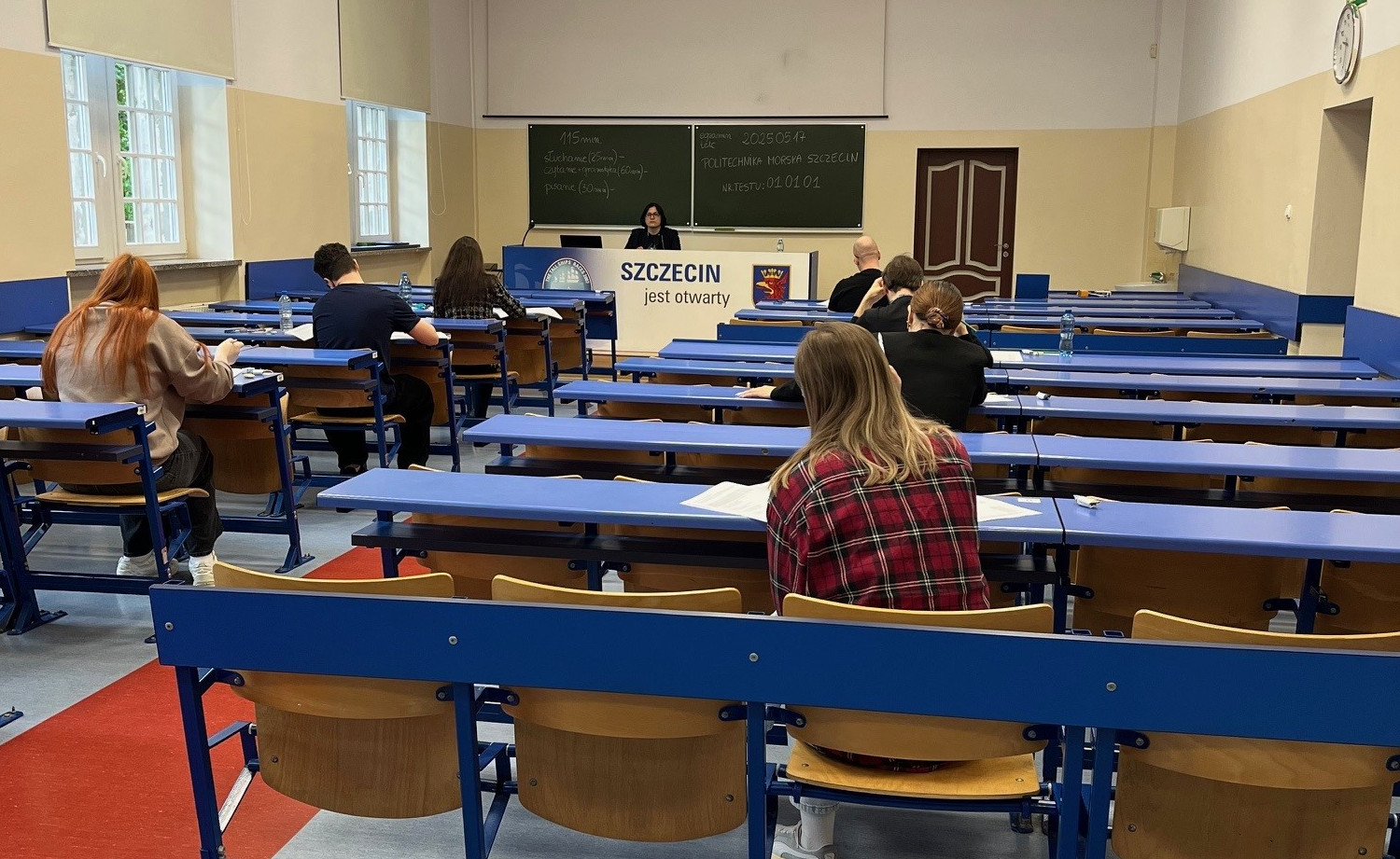 Uczestnicy egzaminu telc z języka polskiego na sali egzaminacyjnej