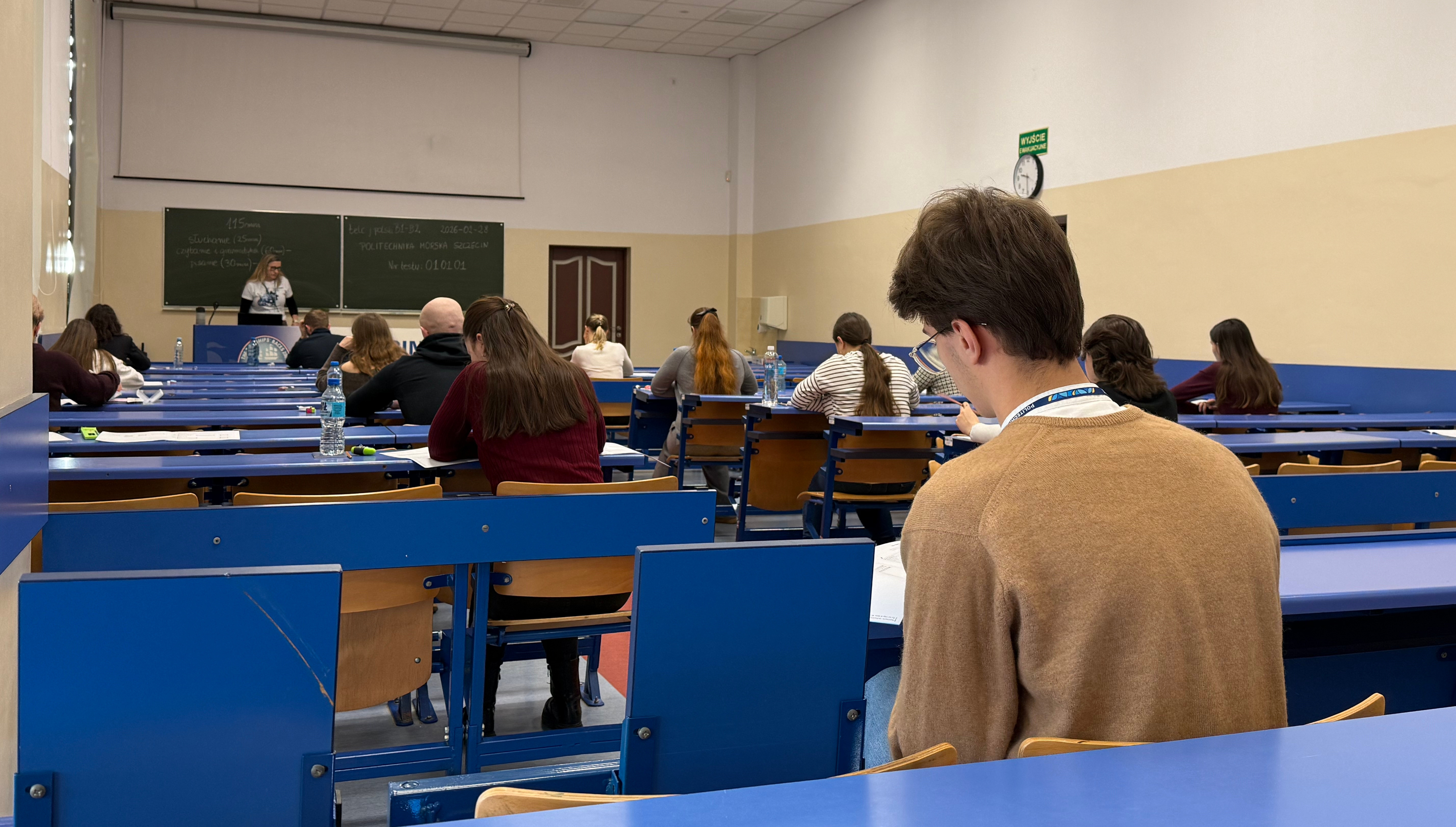 Uczestnicy egzaminu telc z języka polskiego na sali egzaminacyjnej