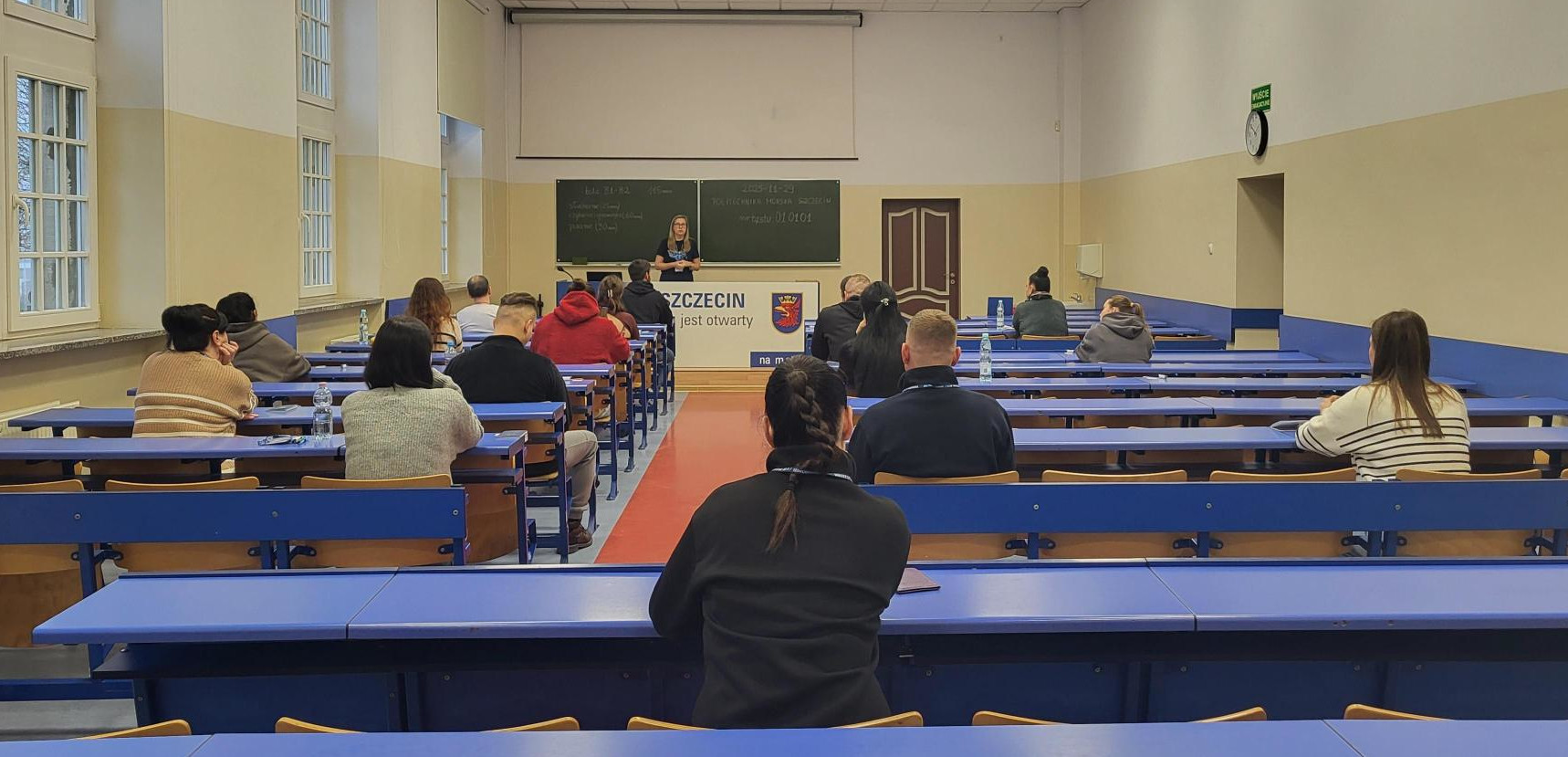 Egzaminy certyfikatowe z języka polskiego jako obcego - grafika z makami